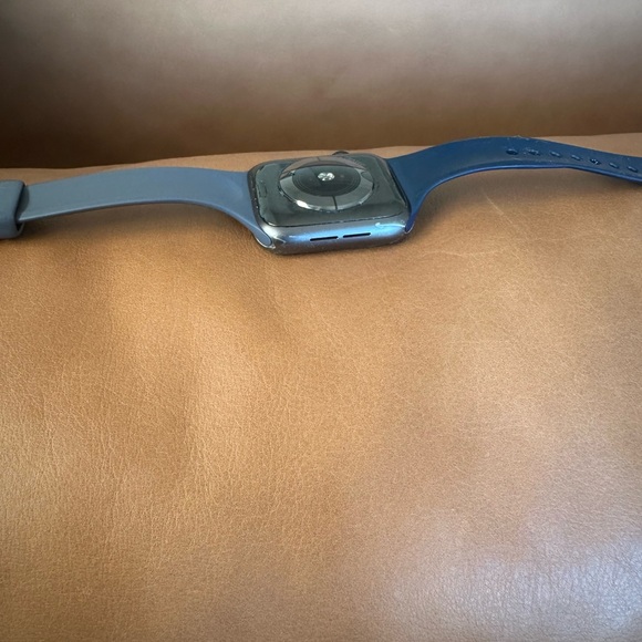 Apple Watch Series 5 44mm With GPS Unlocked - Picture 4 of 4